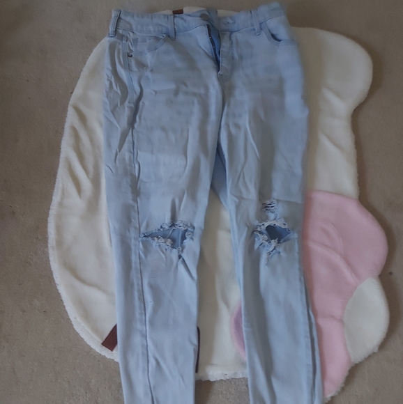 Old Navy Ripped Jeans - Picture 1 of 2